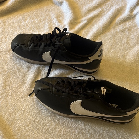 Nike Classic Black and White Trainers - Picture 2 of 4